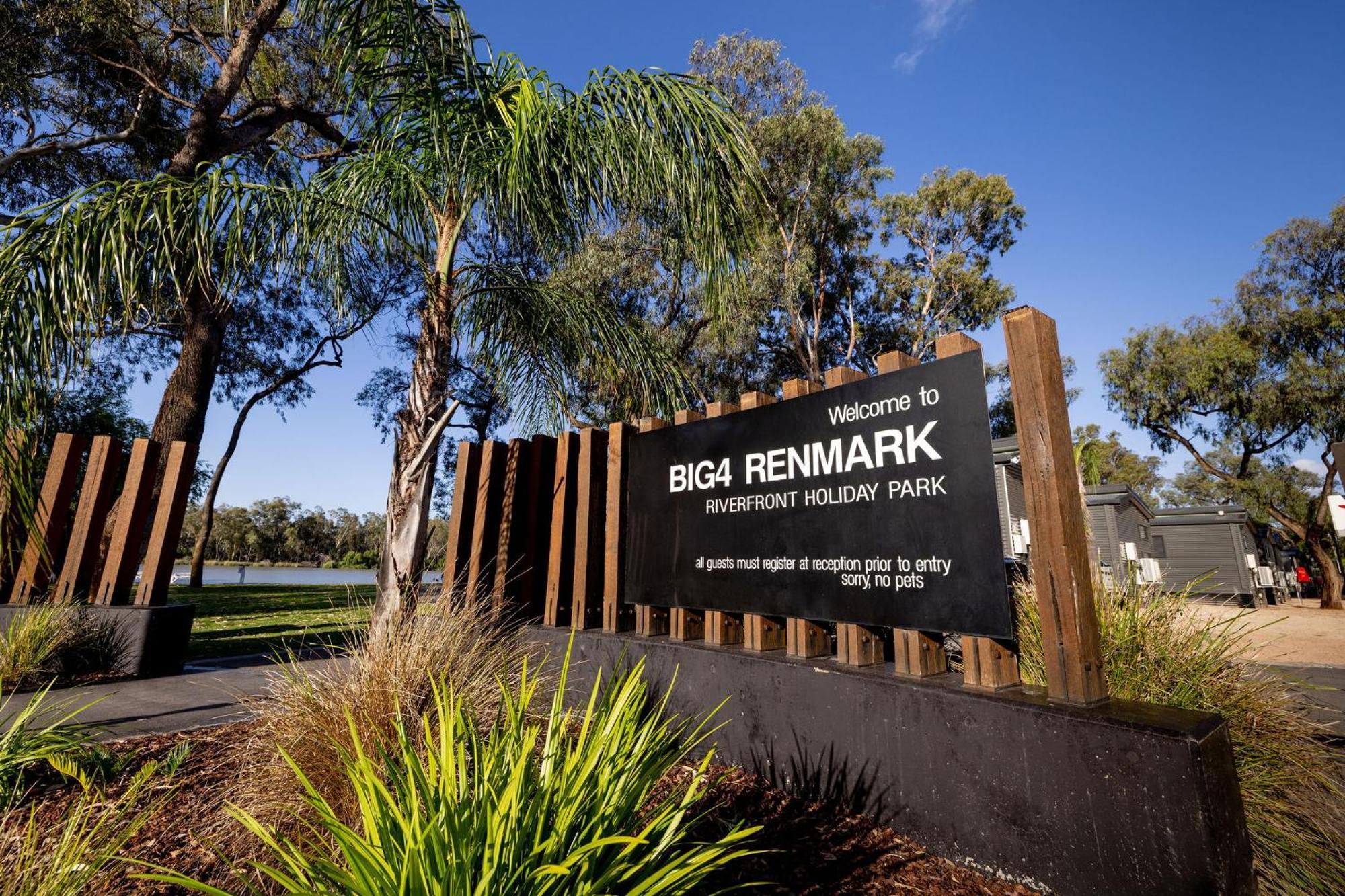 Big4 Renmark Riverfront Holiday Park ภายนอก รูปภาพ