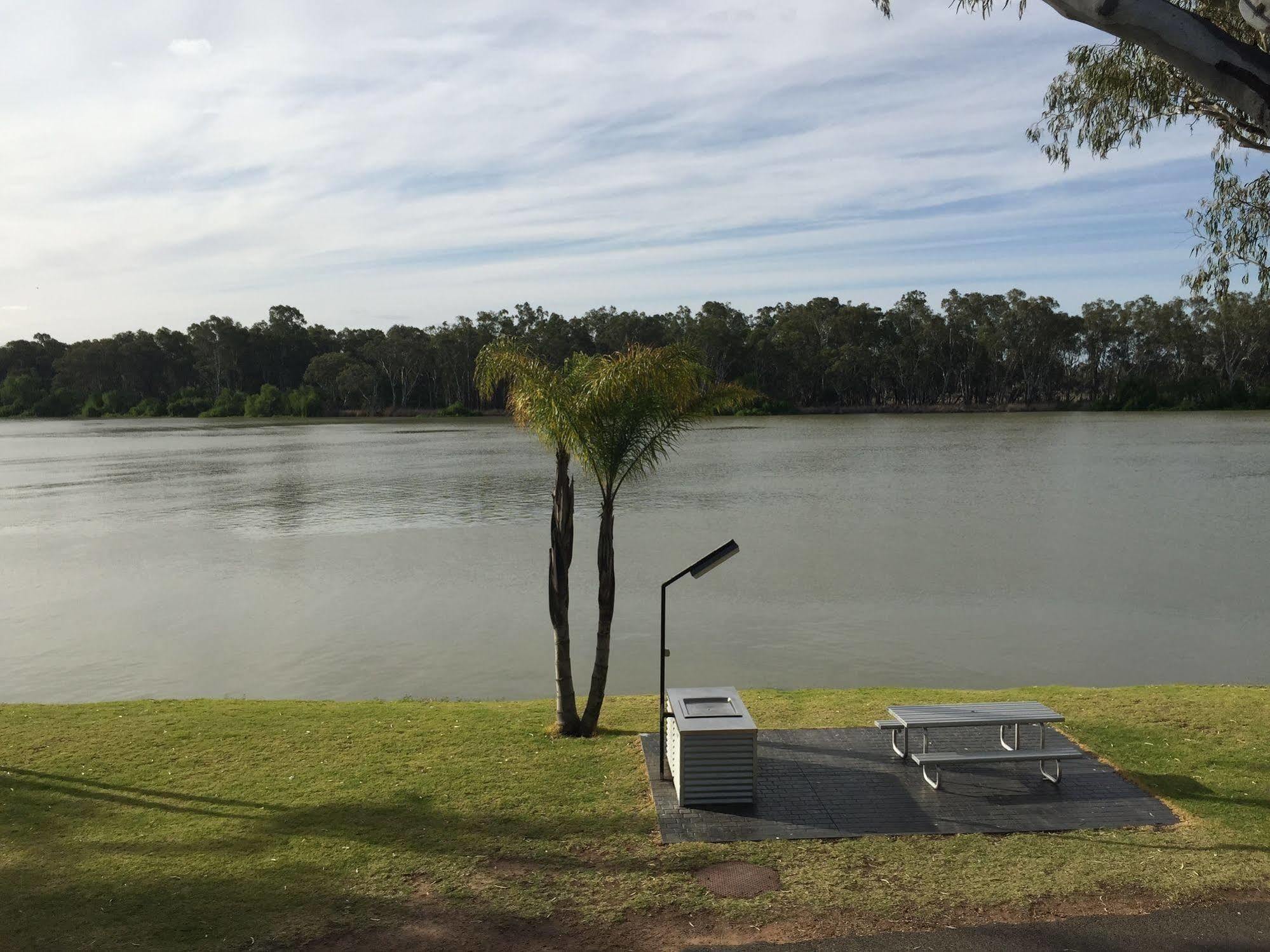 Big4 Renmark Riverfront Holiday Park Hotel ภายนอก รูปภาพ